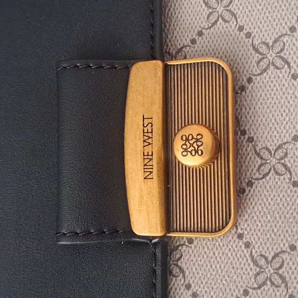 Nine West Black and Cream Crossbody Bag. Great Condition. NEW No Tag - Picture 2 of 5